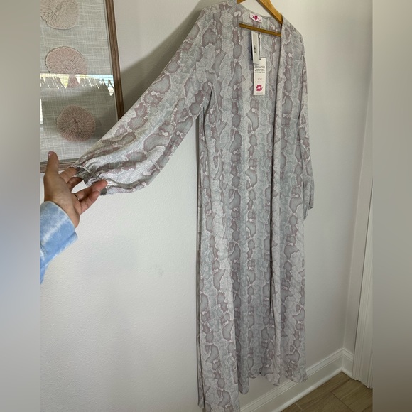 Alligator skin gray, white and mauve open front cover up - Picture 4 of 4